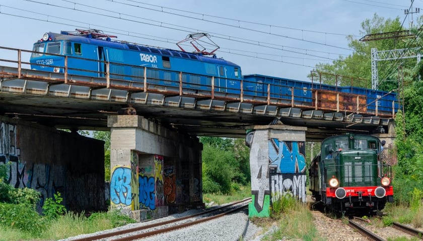 Powiększ obraz: Na zdjęciu widać zabytkowy pociąg