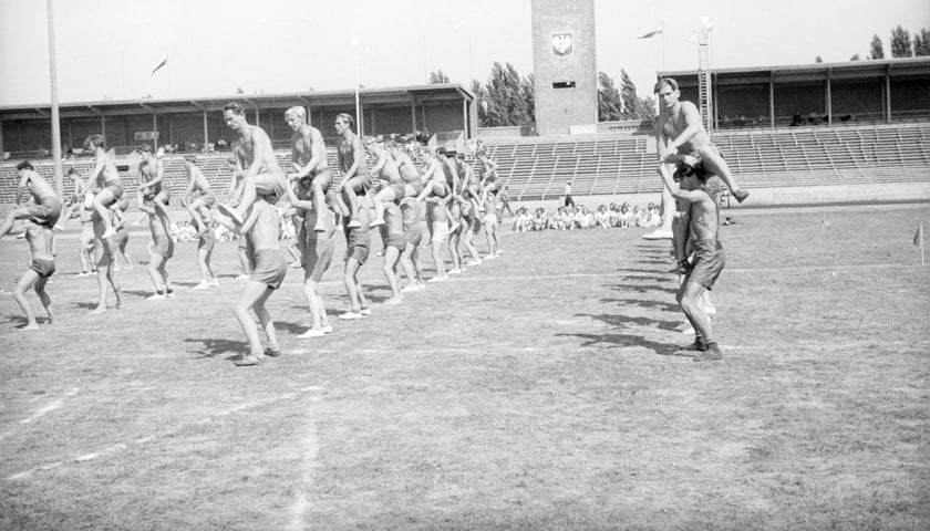 Na zdjęciu widać sportowców na Stadionie Olimpijskim we Wrocławiu. Zdjęcia pochodzą z lat 1945-50