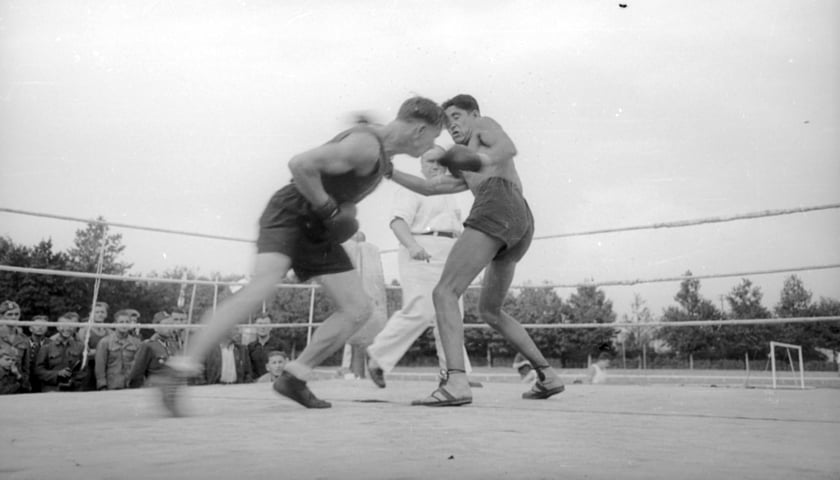 Na zdjęciu widać sportowców na Stadionie Olimpijskim we Wrocławiu. Zdjęcia pochodzą z lat 1945-50