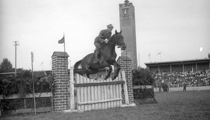 Na zdjęciu widać sportowców na Stadionie Olimpijskim we Wrocławiu. Zdjęcia pochodzą z lat 1945-50