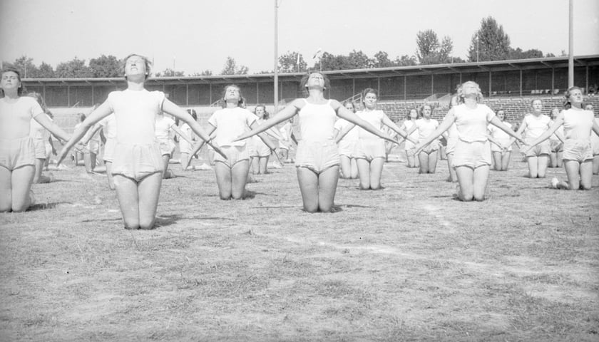 Powiększ obraz: Na zdjęciu widać sportowców na Stadionie Olimpijskim we Wrocławiu. Zdjęcia pochodzą z lat 1945-50