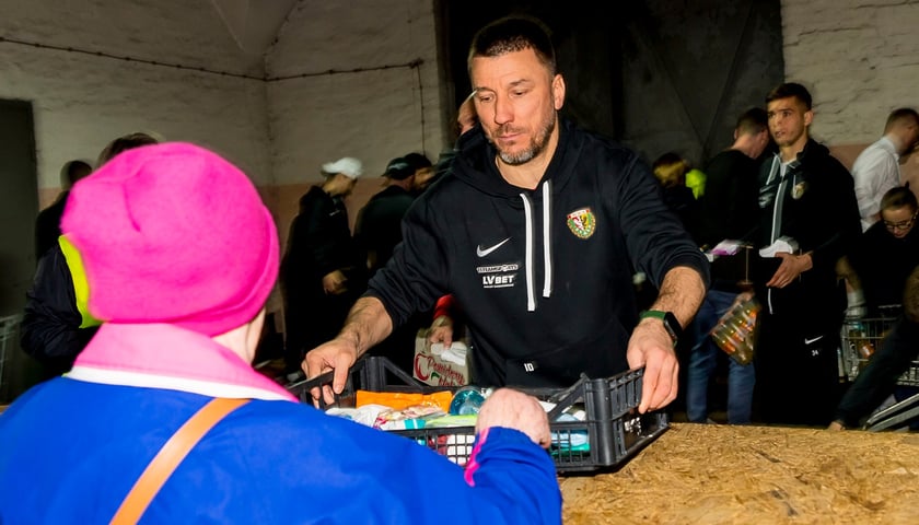 Piłkarze Śląska Wrocław i wolontariusze Fundacji Weź Pomóż wspólnie rozdawali paczki dla potrzebujących