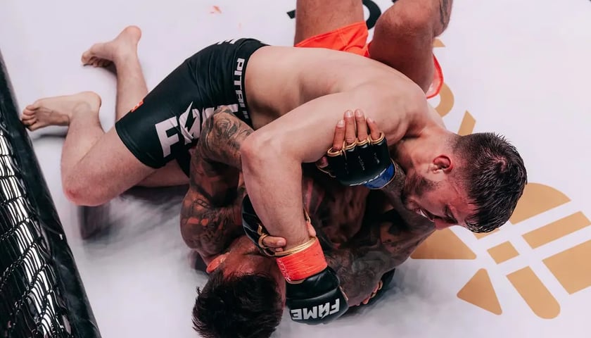 Powiększ obraz: Fame MMA/zdjęcie z jednej z wcześniejszych gal. Dwóch walczących zawodników
