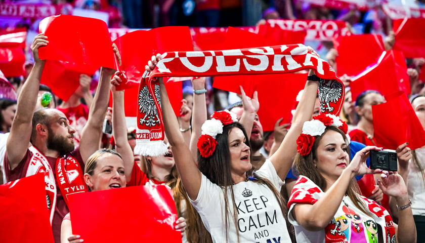 Powiększ obraz: Polscy siatkarze podczas półfinałowego meczu z Japonią w Lidze Narodów