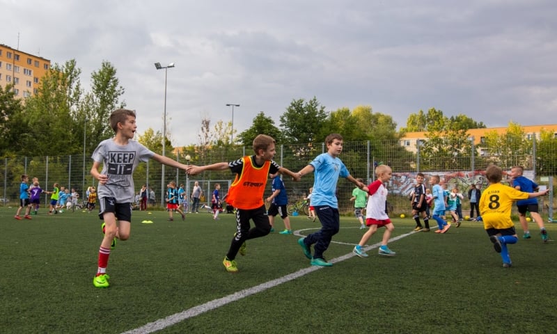 Powiększ obraz: Dzieci grające w piłkę nożną podczas zajęć organizowanych przez Fundację Śląska Wrocław