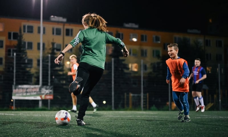 Powiększ obraz: Dzieci grające w piłkę nożną podczas zajęć organizowanych przez Fundację Śląska Wrocław