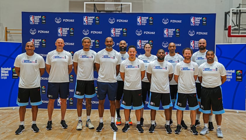 Powiększ obraz: 12 koszykarzy i trenerów, w tym Jeremy Sochan (trzeci od lewej)