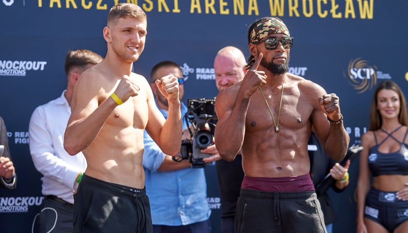 Ceremonia ważenia zawodników przezwieczorem bokserskim na Tarczyński Arena, którego kulminacją będzie walka Usyk - Dubois