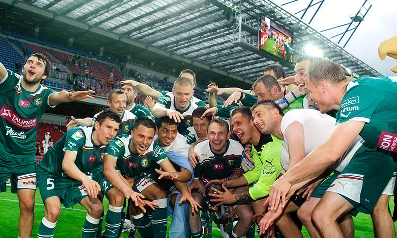 Powiększ obraz: Piłkarze Śląska podczas świętowania mistrzostwa Polski w 2012 r. Wśród nich Sebastian Mila