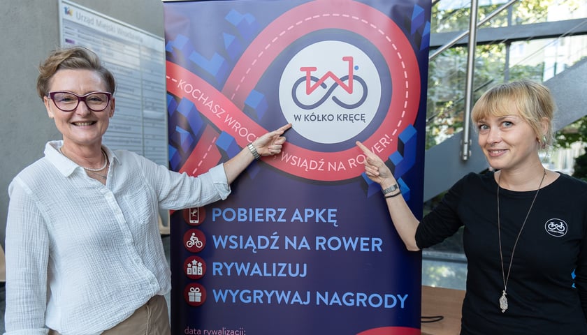Powiększ obraz: <p>Monika Kozłowska-Święconek i Urszula Jagielnicka, spotkanie o akcji "W k&oacute;łko kręcę" w urzędzie miejskim, 28 września 2023</p>