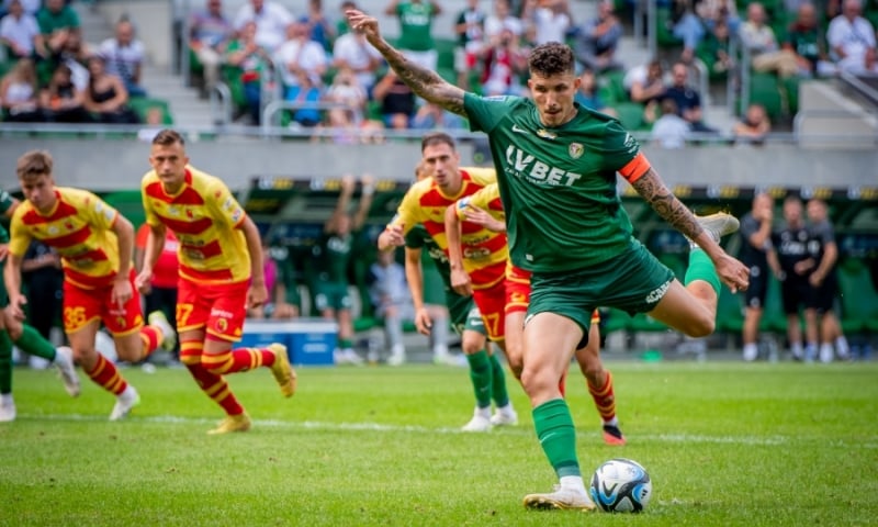 Powiększ obraz: Erik Exposito, najlepszy strzelec PKO BP Ekstraklasy, w trakcie wykonywania rzutu karnego dla Śląska w meczu z Jagiellonią Białystok (2:1)