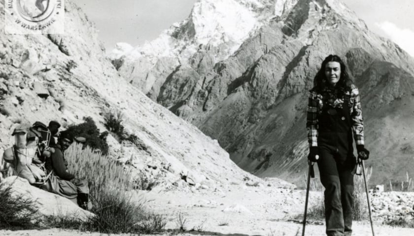 Powiększ obraz: Wanda Rutkiewicz podczas wyprawy na K2 w 1986 r.  Szczyt zdobyła jako pierwsza kobieta i pierwsza osoba z Polski, została za to wpisana do Księgi Rekordów Guinnessa
