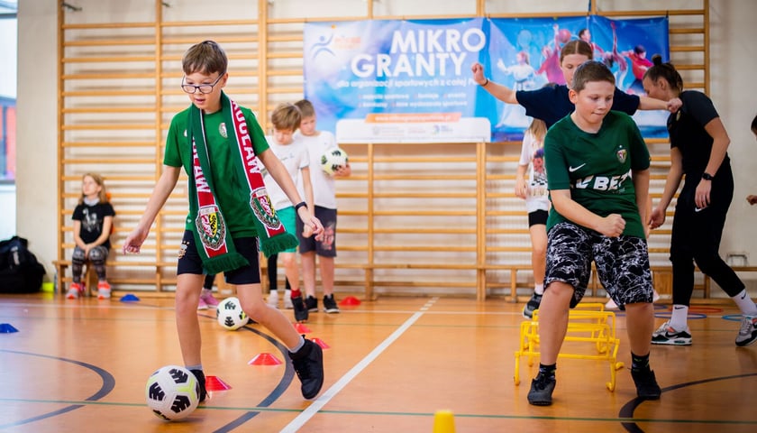 Piłkarki WKS-u z wizytą w szkole i przedszkolu