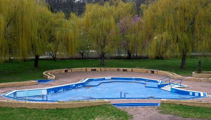 Teren dawnego kąpieliska na Kłokoczycach - stan udokumentowany na fotografii w  marcu 2023.