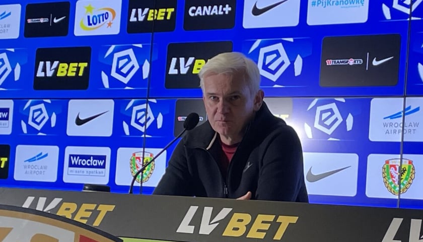 Powiększ obraz: <p>Jacek Magiera podczas konferencji po meczu WKS Śląsk vs. Rak&oacute;w Częstochowa&nbsp;</p>