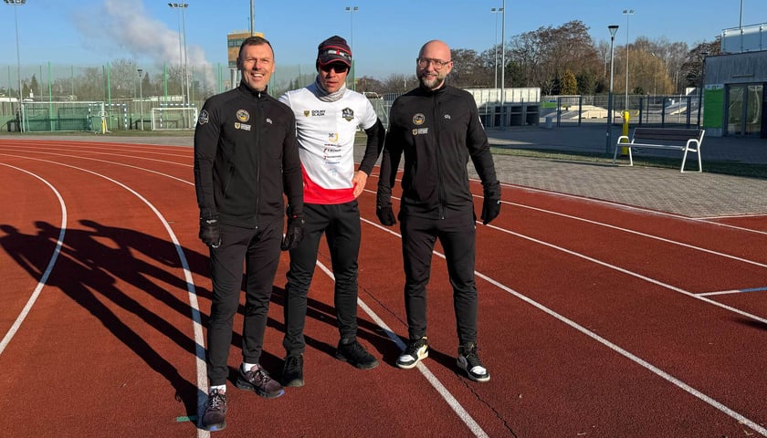 Powiększ obraz: Adrian Kostera na bieżni w Polkowicach