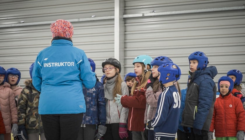 Powiększ obraz: W czasie zimowych półkolonii młodzi uczestnicy uczą się jazdy na łyżwach pod okiem wykwalifikowanych instruktorów