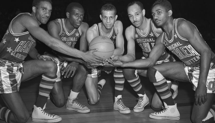 Powiększ obraz: Harlem Globetrotters. Występ legendarnej, amerykańskiej drużyny był sensacją w Polsce w latach 60. Zagrali również w Hali Stulecia