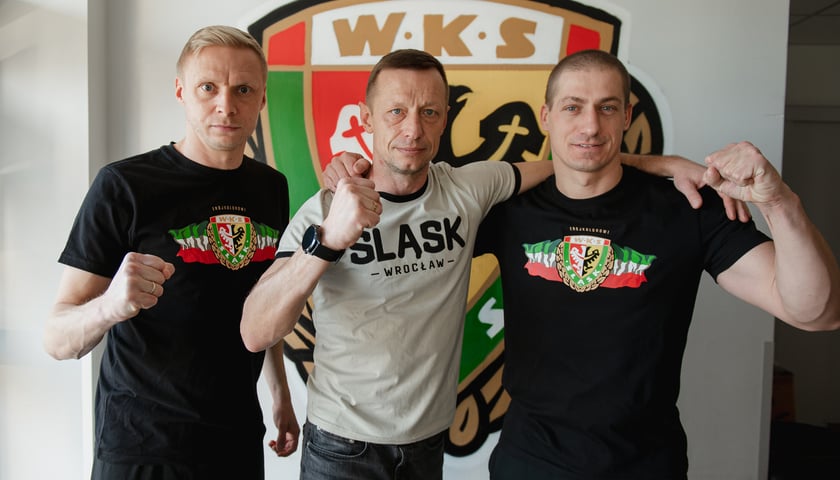 Powiększ obraz: Mistrzowie Polski ze Śląskiem Wrocław - Mariusz Pawelec, Krzysztof Wołczek i Piotr Celeban
