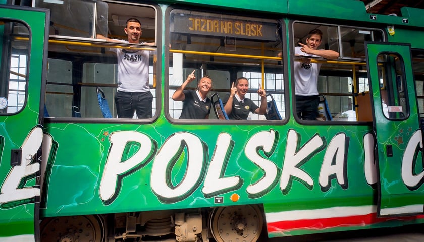 Powiększ obraz: Akcja JAZDA NA ŚLĄSK promująca mecze piłkarskiego Śląska Wrocław - na zdjęciu piłkarze i piłkarki WKS-u