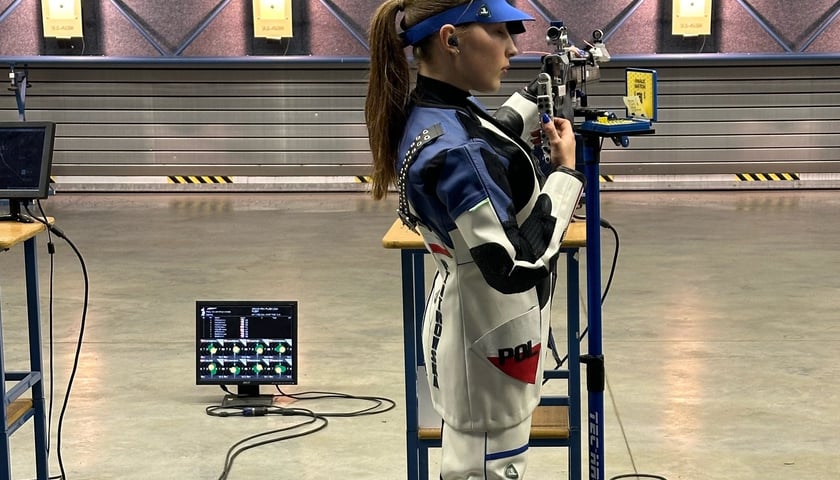 Powiększ obraz: Strzelczyni sportowa Julia Piotrowska celująca z karabinu pneumatycznego podczas zawodów.