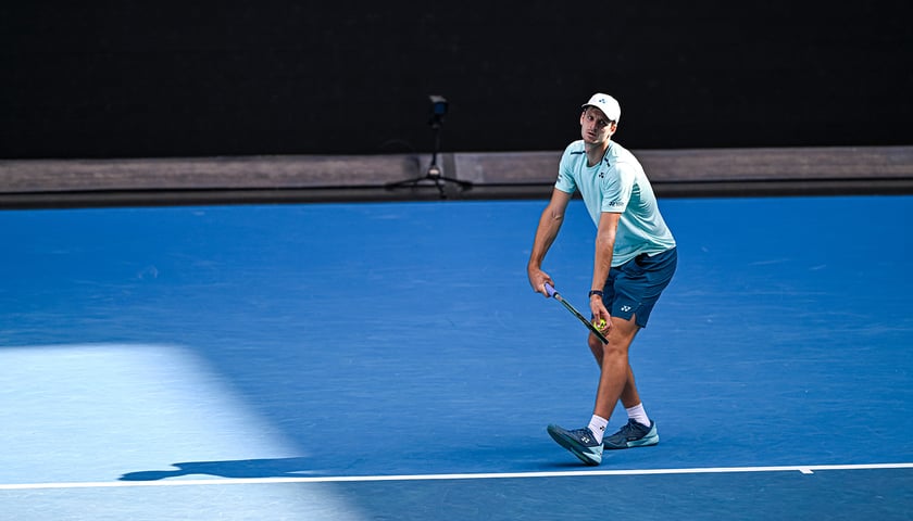 Powiększ obraz: Hubert Hurkacz na korcie. W ćwierćfinale ATP 500 Dubaj zagra mecz z Ugo Humbertem