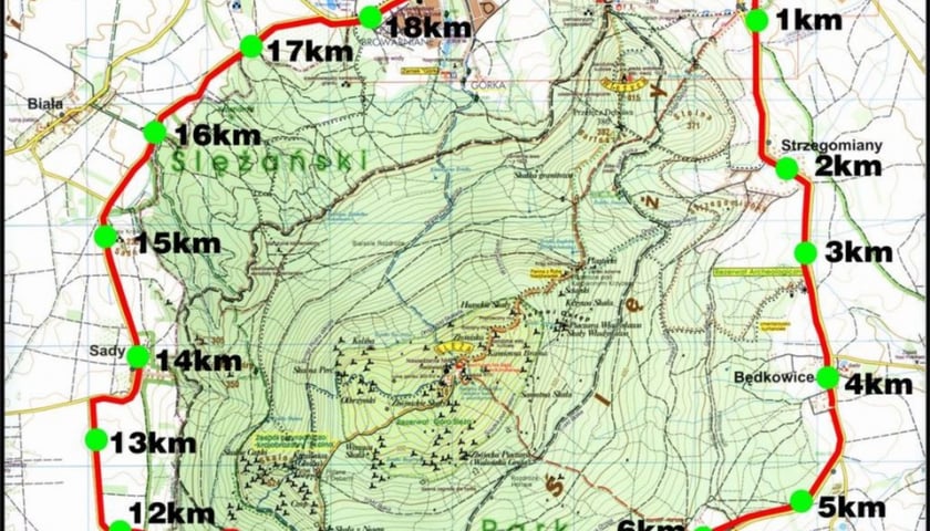 Powiększ obraz: <p>Trasa P&oacute;łmaratonu Ślężańskiego biegnie wok&oacute;ł Ślęży</p>