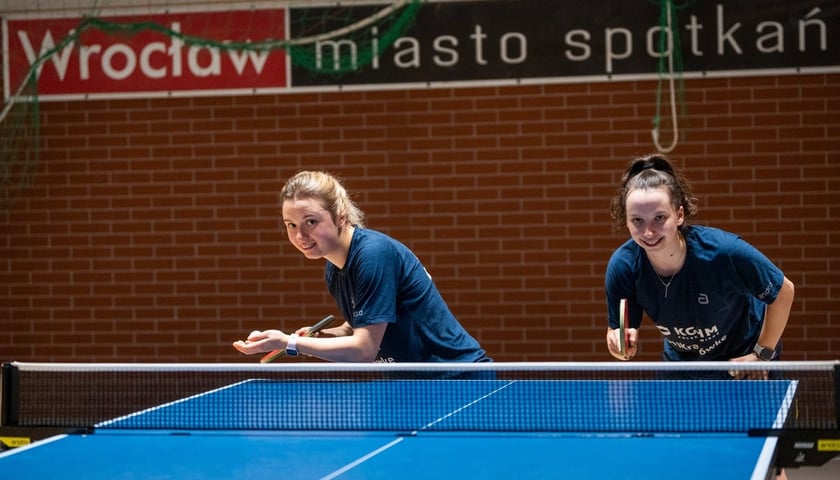 Powiększ obraz: <p>Ania (po lewej) i Katarzyna (po prawej) Węgrzyn na treningu w hali Uniwersytetu Ekonomicznego we Wrocławiu</p>