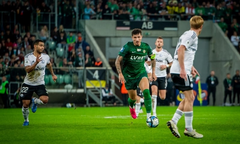 Powiększ obraz: Piłkarze Śląska i Legii Warszawa podczas jesiennego meczu na Tarczyński Arena. Śląsk zwyciężył 4:0