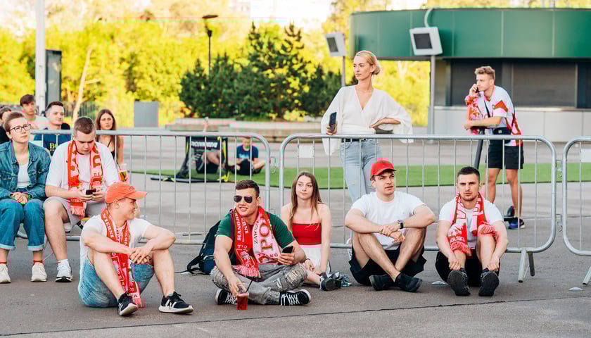 Powiększ obraz: Strefa kibica pod stadionem / zdjęcie archiwalne