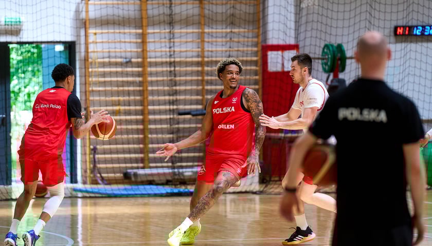 Powiększ obraz: A.J. Slaughter, Jeremy Sochan i Daniel Gołębiowski na treningu w hali WKK, 17 czerwca 2024