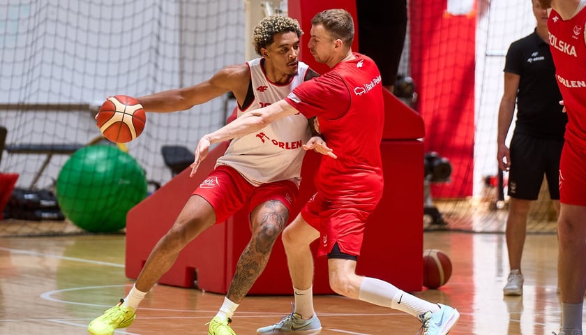 Powiększ obraz: Kuba Nizioł broniący Jeremy'ego Sochana na treningu we Wrocławiu
