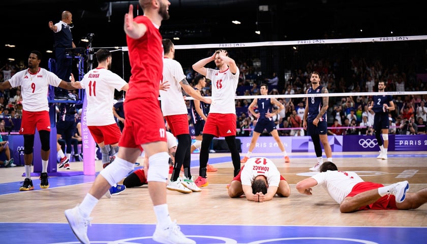 Powiększ obraz: Radość polskich siatkarzy po wygranym w dramatycznych okolicznościach półfinale z USA