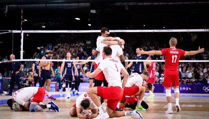Radość polskich siatkarzy po wygranym w dramatycznych okolicznościach półfinale z USA