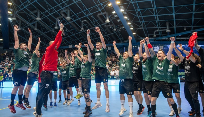 Powiększ obraz: Radość piłkarzy ręcznych po ostatnim meczu sezonu Ligi Centralnej 2023/2024 (32:17 z MKS-em Wieluń)