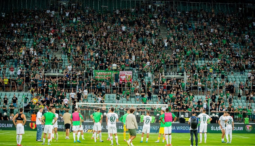 Powiększ obraz: Piłkarze Śląska Wrocław dziękują kibicom za doping