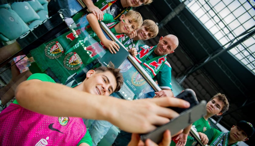 Powiększ obraz: Filip Rejczyk robi zdjęcie z fanami Śląska Wrocław