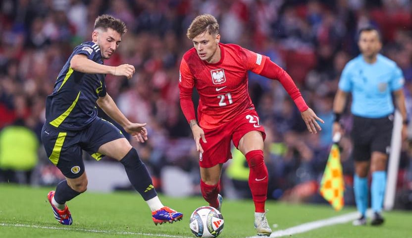 Powiększ obraz: Nikola Zalewski podczas meczu ze Szkocją w Glasgow