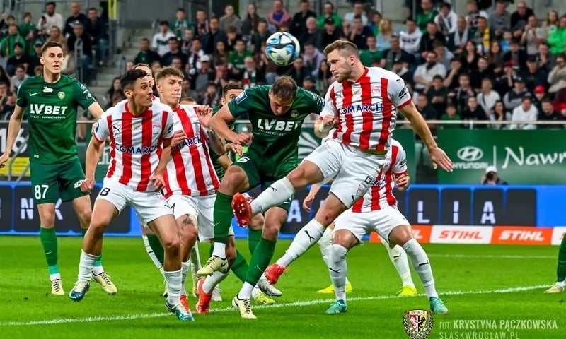 Powiększ obraz: Piłkarze Śląska Wrocław i Cracovii podczas majowego meczu na Tarczyński Arenie we Wrocławiu