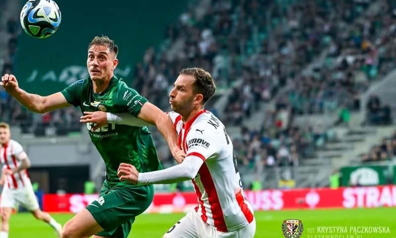 Powiększ obraz: Piłkarze Śląska Wrocław i Cracovii podczas majowego meczu na Tarczyński Arenie we Wrocławiu