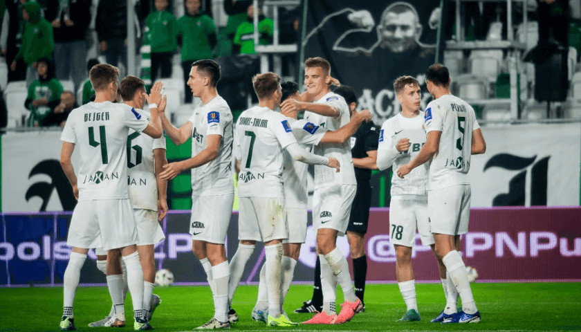 Powiększ obraz: Piłkarze Śląska Wrocław cieszą się po awansie do kolejnej rundy Pucharu Polski po zwycięstwie z Radomiakiem Radom. Czy w sobotę znów pokonają tego przeciwnika?