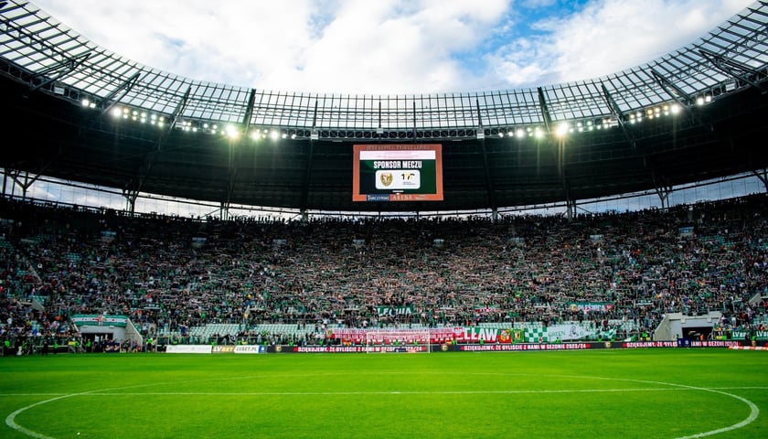 Kibice na Tarczyński Arenie podczas meczów Śląska Wrocław w 2024 roku