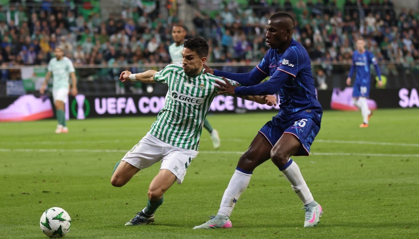 Powiększ obraz: Ostra walka zawodnika Chelsea z graczem Betisu w czasie finału Pucharu Konferencji UEFA