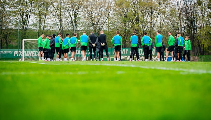 Powiększ obraz: Piłkarze Śląska Wrocław podczas treningu