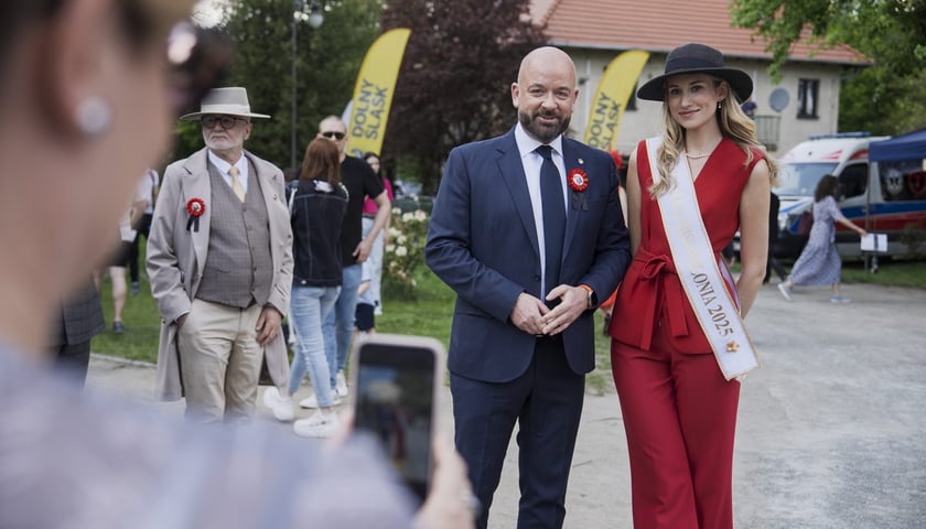 Powiększ obraz: <p>Na zdjęciach początek sezonu na Partynicach – prezydent Jacek Sutryk</p>
