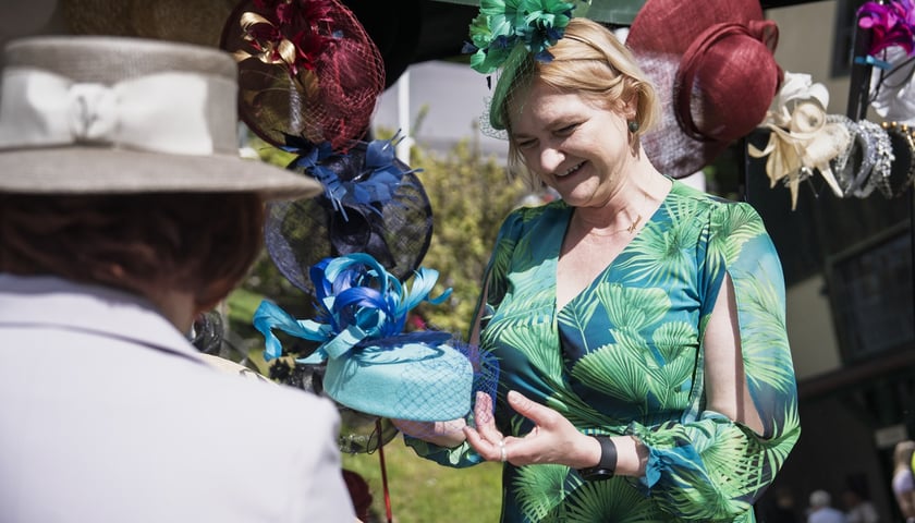 Powiększ obraz: <p>Na zdjęciach początek sezonu na Partynicach – modystka Sylwia Leśniewska, laureatka 30 Kreatywnych Wrocławia 2025</p>