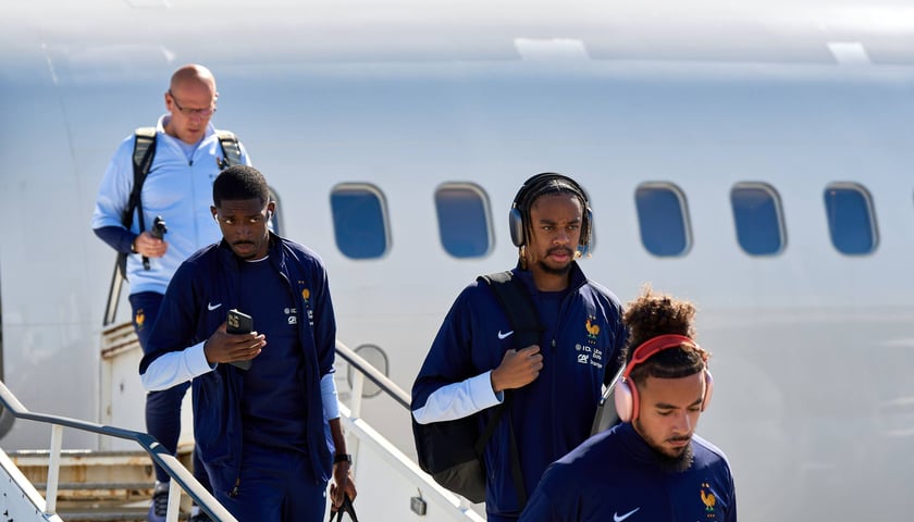 Powiększ obraz: <p class="MsoNormal">Ousmane Demb&eacute;l&eacute; (drugi z lewej)</p>