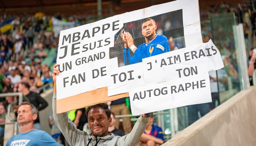 Powiększ obraz: <p>Kibic z transparentem "Mbappe, jestem twoim wielkim fanem. Chciałbym twój autograf".</p>