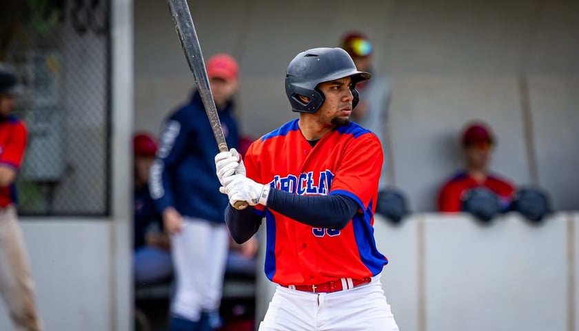 Powiększ obraz: Gracz Barons Wrocław z kijem do gry w baseball w ręce.