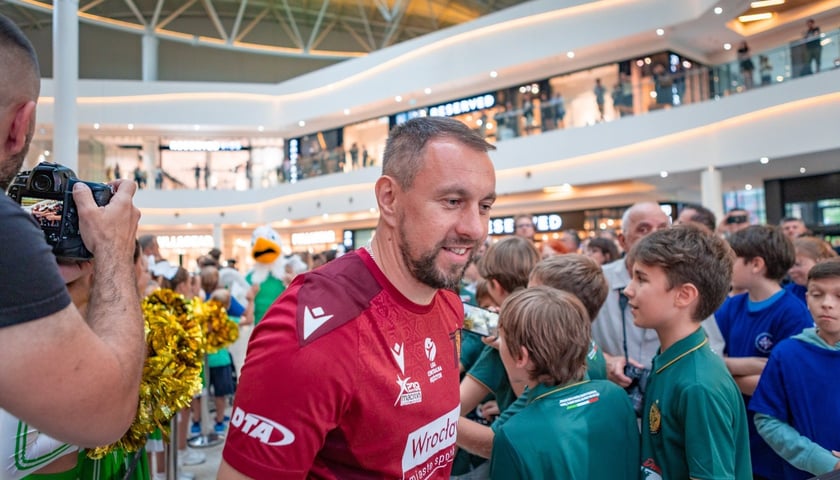 Powiększ obraz: Na zdjęciu Jarosław Knopik, pierwszy trener piłkarzy ręcznych Śląska podczas prezentacji drużyny.